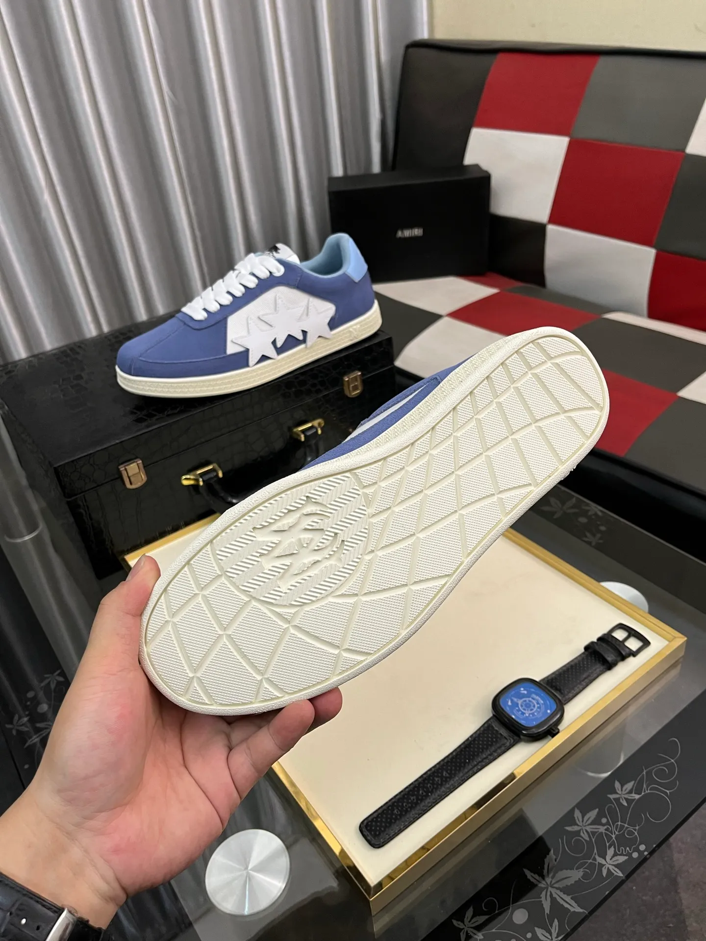 Men's shoes 💰420⌚️⌚️《AMIR*》New men's low-top casual sports sneakers bone shoes, another pair of irresistible bone shoes. Bone shoes are one of AMIRI's most popular items. They use first-layer cowhide uppers. The side bones are made of two cowhide laminations. They have a three-dimensional feel. The leather incisions are all oil-edged. Contrasting color design. Simple style. Fashionable sports. Customized metal LOGO nameplate to embellish shoelaces. Exclusive control of top version. Supports comparison. Breathable mesh lining Original rubber outsole A must-have item for daily leisure Suitable for various occasions Check it out if you are looking for high quality Super cool uppers Size: 38-445️⃣ Colors available